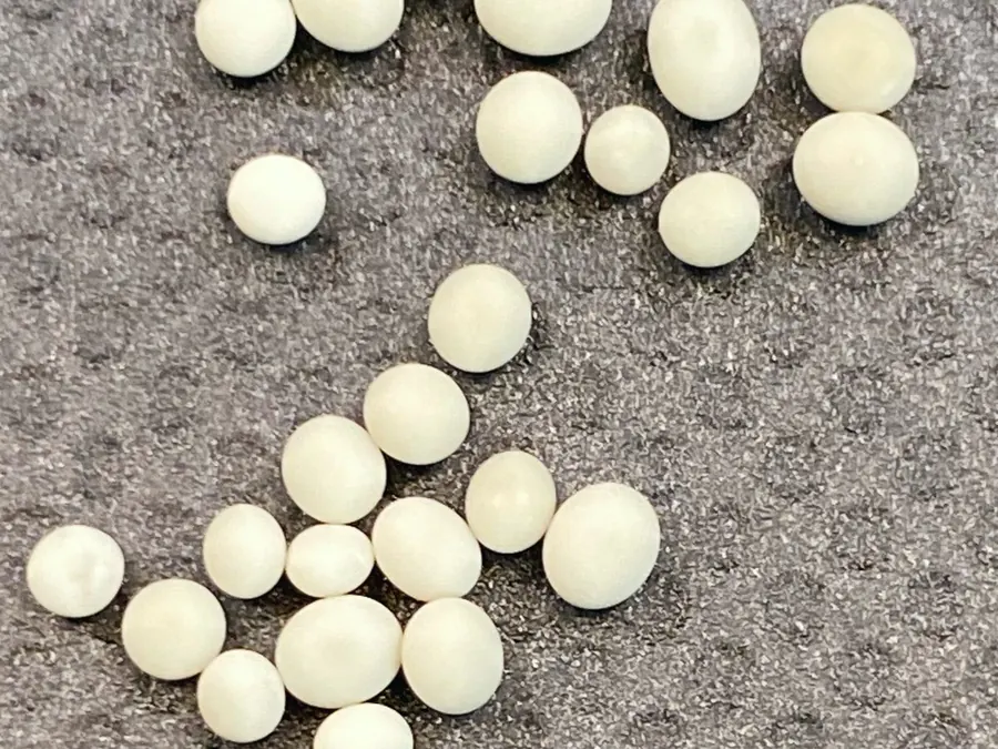 White fertiliser prills